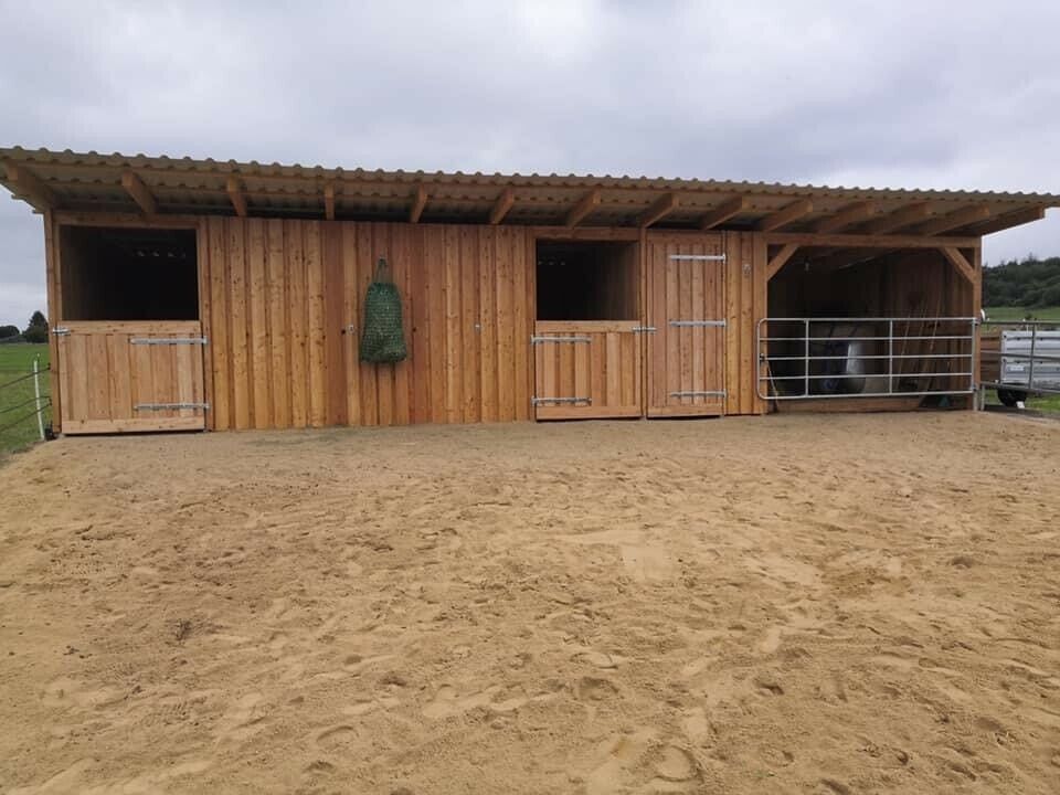 Stalltrakt Offenstall Boxen mit Heulager und Sattelkammer Bausatz in Elbingen Westerwald