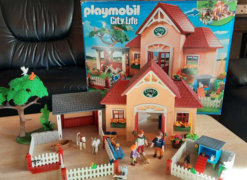 Playmobil Tierklinik City Life 5529 + OP 4346 in Ostelsheim