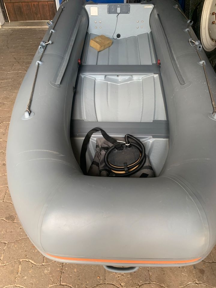Schlauchboot  mit 15 Ps Honda Außenborder in Munster