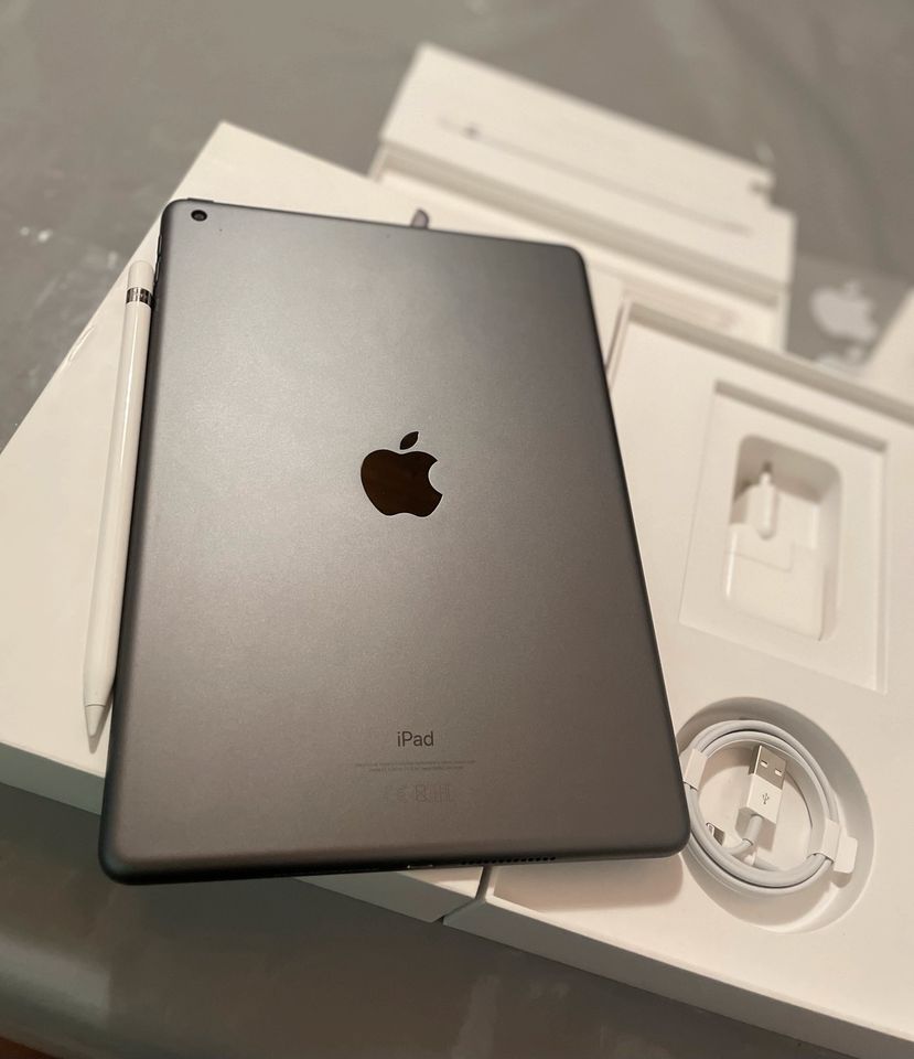 iPad 10.2 (2019) 7. Generation A2197 und Apple Pencil - wie NEU in Marburg