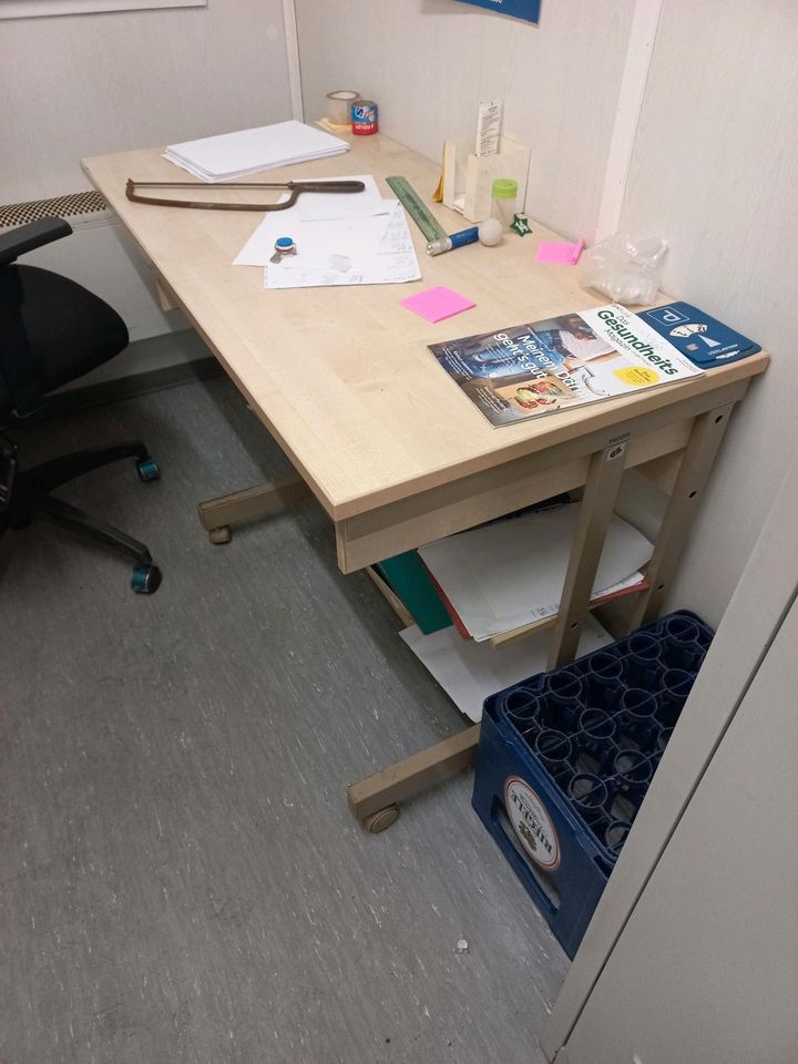 Bürostuhl und Schreibtisch zu verschenken in Plauen