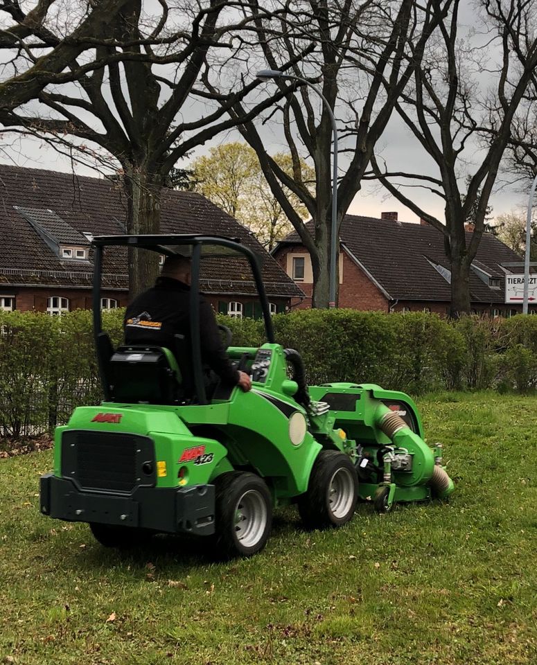 Mähen von großen Rasenfläche mittels Sichelmähwerk in Königs Wusterhausen