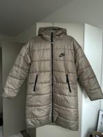 Nike Mantel Therma-Fit in beige/braun Sachsen - Chemnitz Vorschau