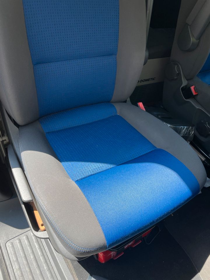 SUCHE Sitzbezug Fahrersitz VW T5 Multivan blau grau schwarz in Hessen -  Darmstadt, Ersatz- & Reparaturteile