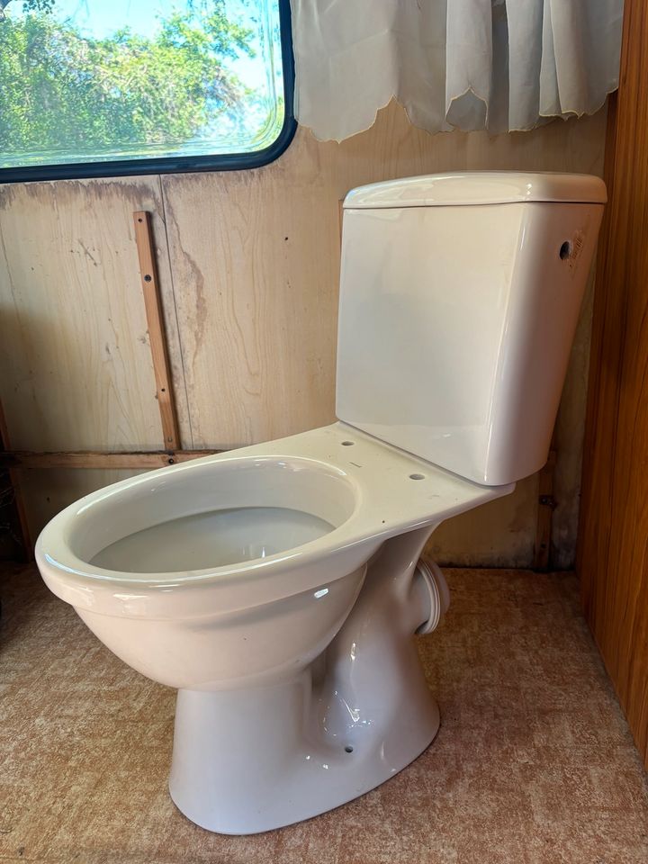 Neuer Toilettensitz Keramik mit Spühlkasten in Berlin