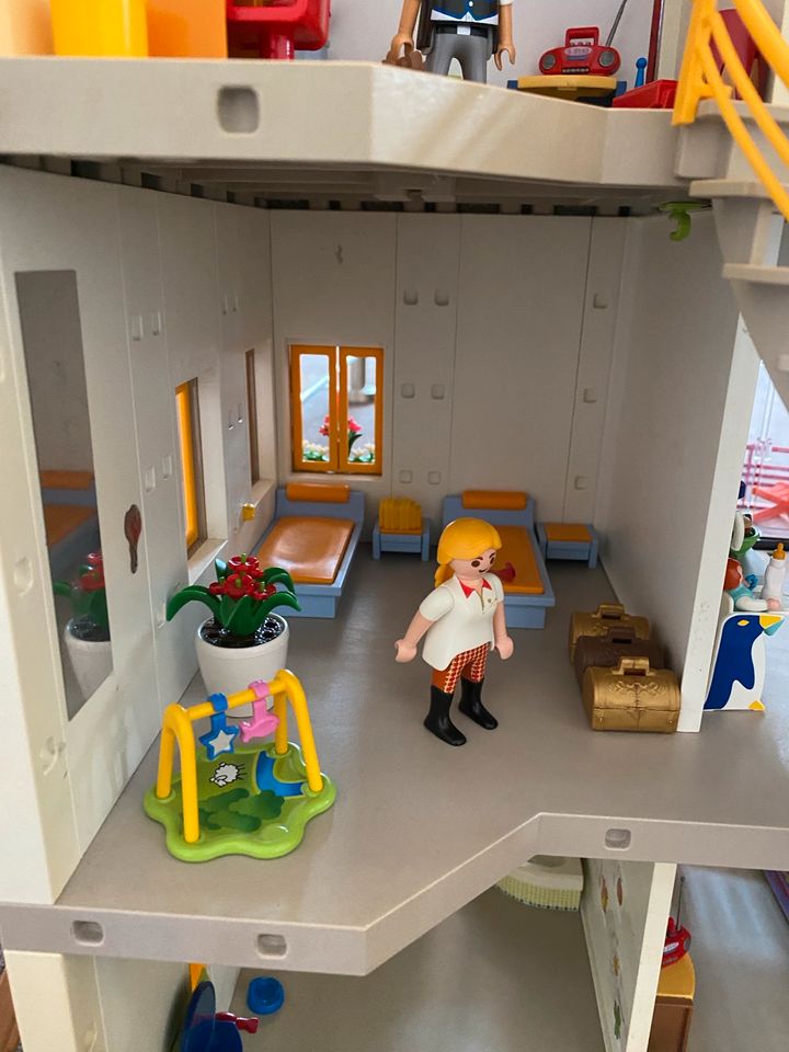 Playmobil Familien Haus - 3-Stockwerke mit Garten und Auto in Trittau