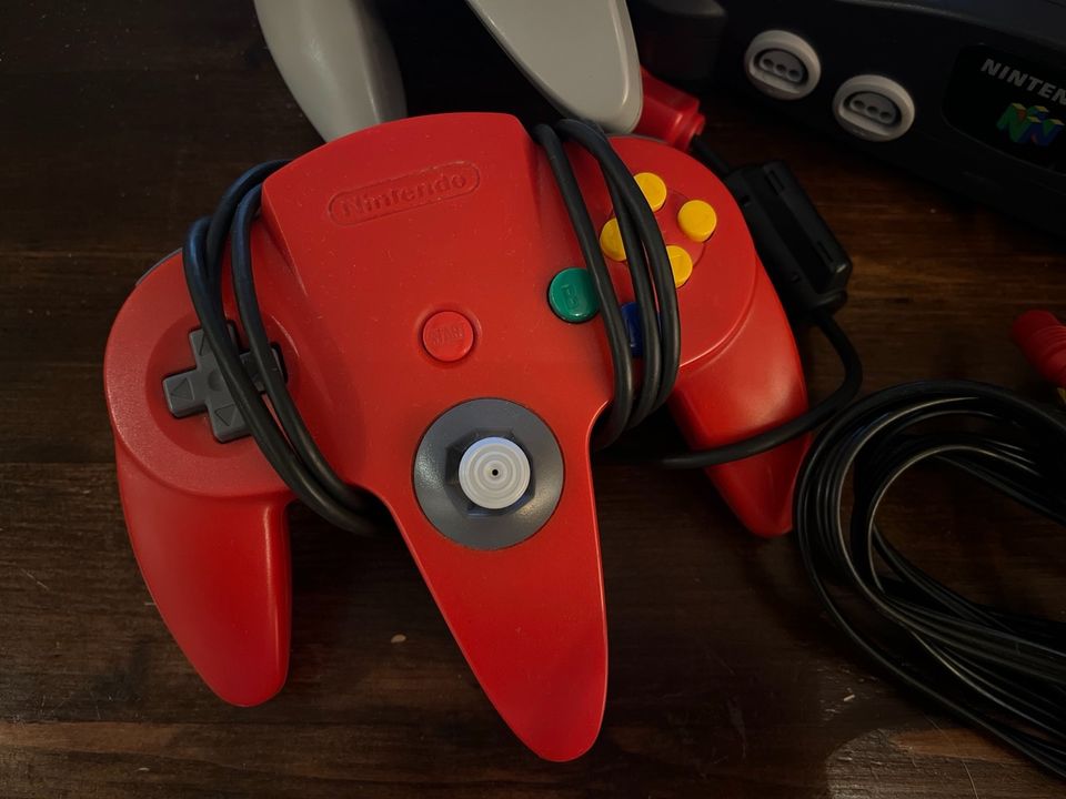 Nintendo 64 Konsole + 2 Controller in Kerpen (Eifel)