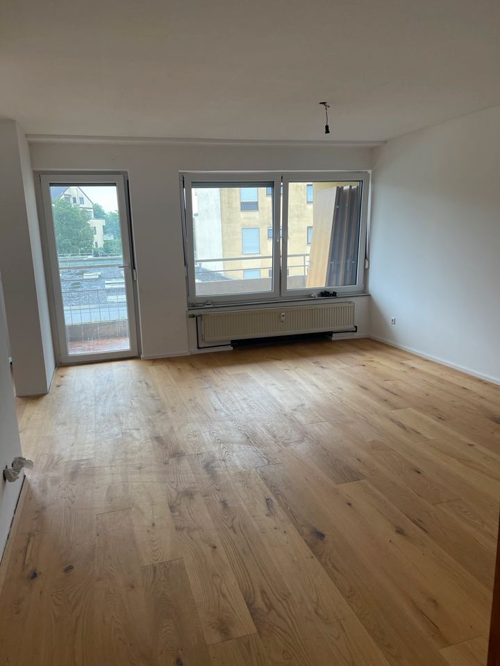 renovierte, großzügige 2,5 Zimmer Wohnung mit Außenstellplatz in Altbach