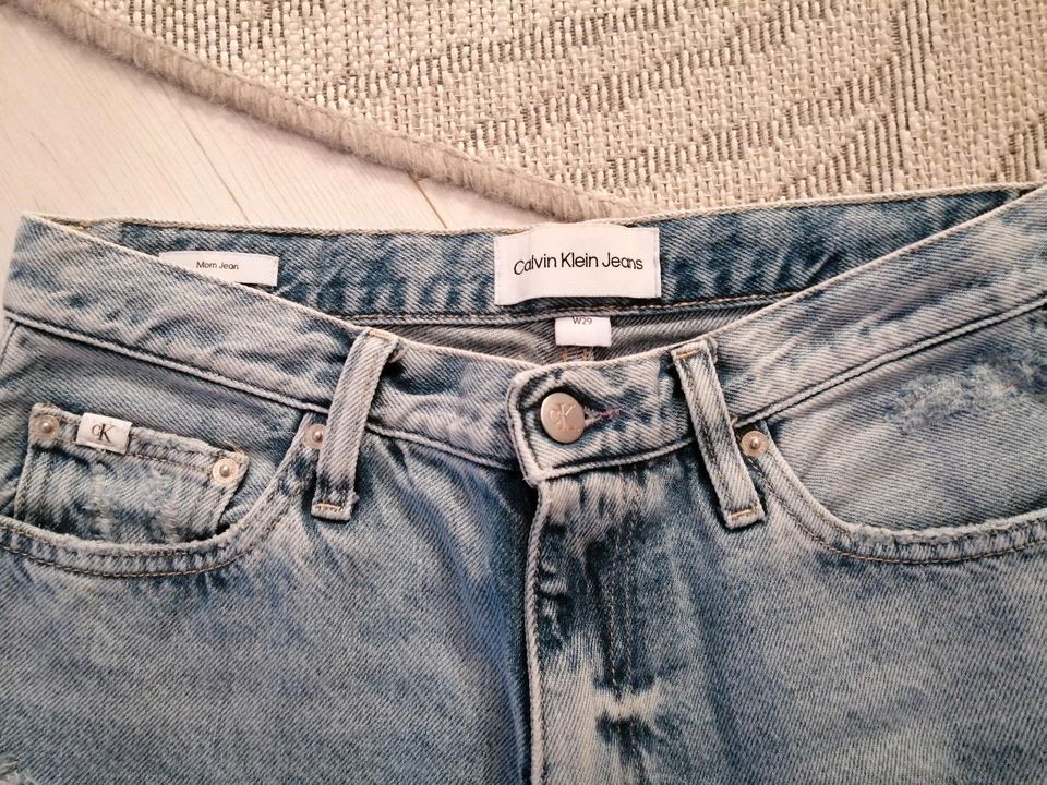 Calvin klein mom jeans Gr 29 blau destroyed in Bad Salzuflen