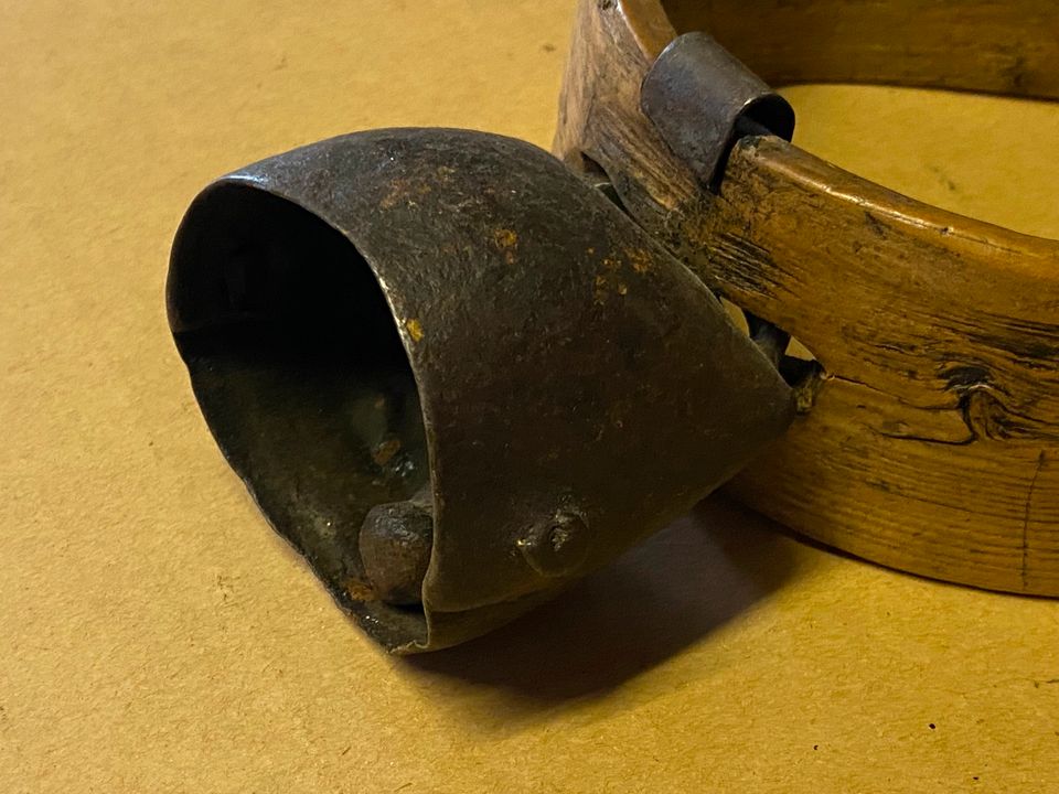 antike Ziegenglocke mit Halsband aus Holz, SELTEN UND DEKORATIV in Kölleda