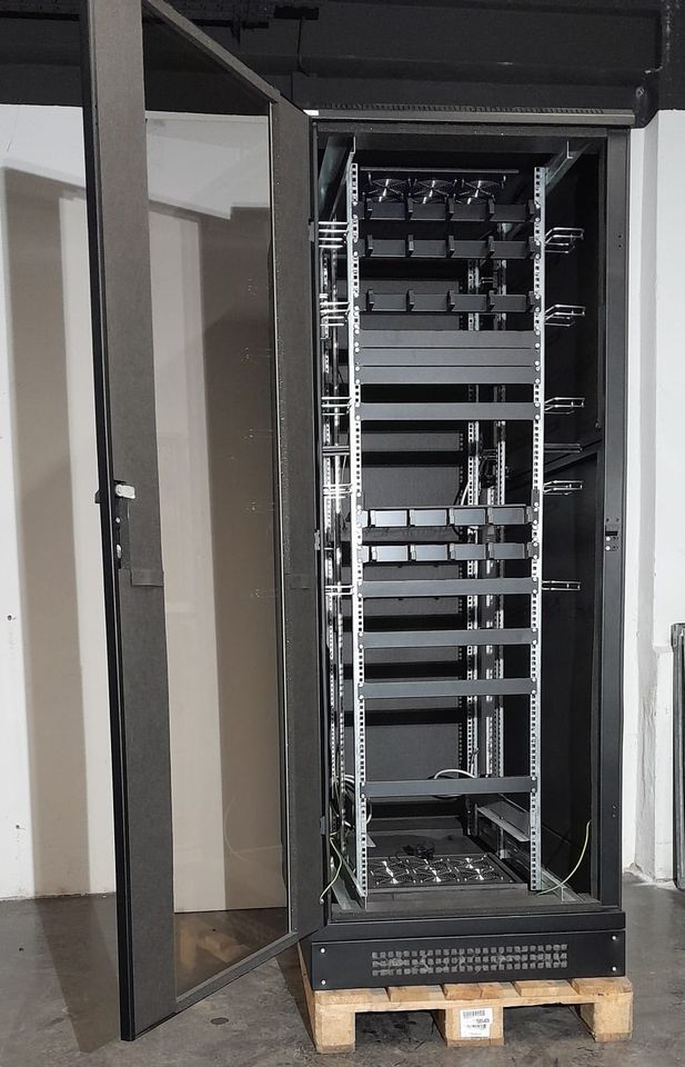 Triton Serversschränke; 2 Stück B 700 x H 1200 x T 2100mm in Hartmannsdorf