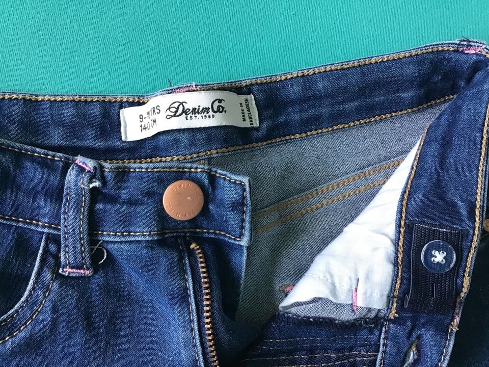 Kurze Hose Jeans Shorts gr.140 in Karlsdorf-Neuthard