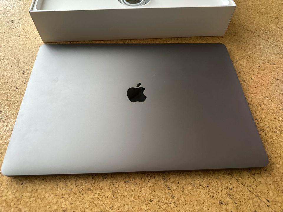 MacBook Pro 2016 15,4 Zoll in Bellenberg