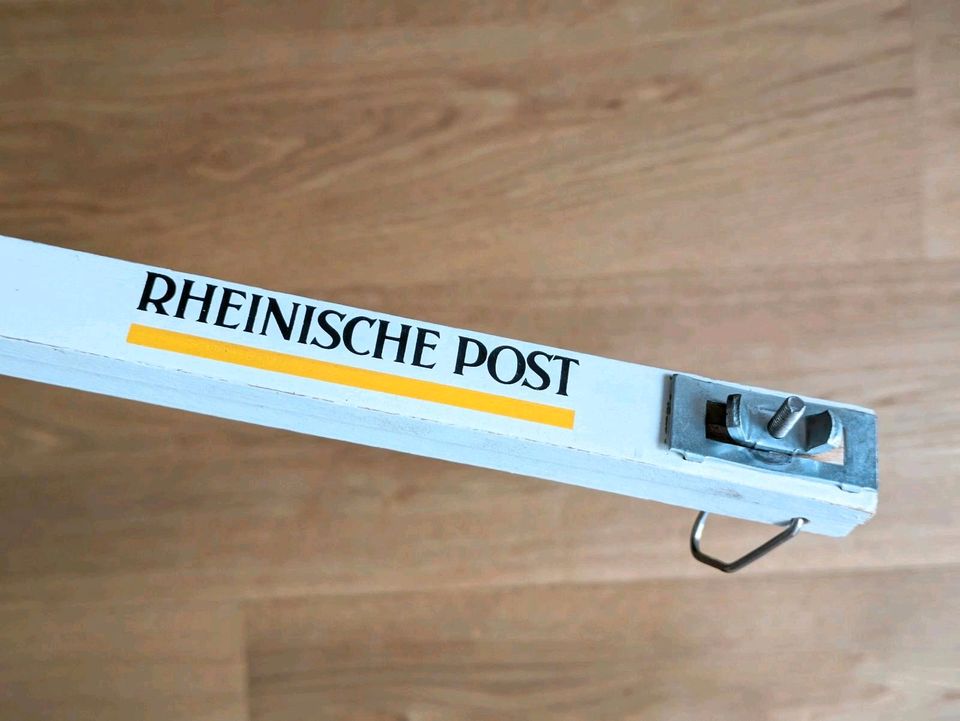 Vintage Zeitungshalter / Zeitungsstock „Rheinische Post“ RP in Düsseldorf