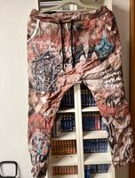 JOGPANTS BAGGY ‚Made in italy‘ mit buntem Druck Gr. 42/44 Baden-Württemberg - Nürtingen Vorschau