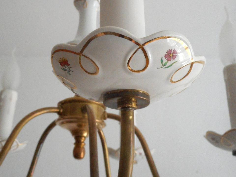 antik Vintage Kronleuchter 5-flammig Messing Porzellan Goldrand in Gilching