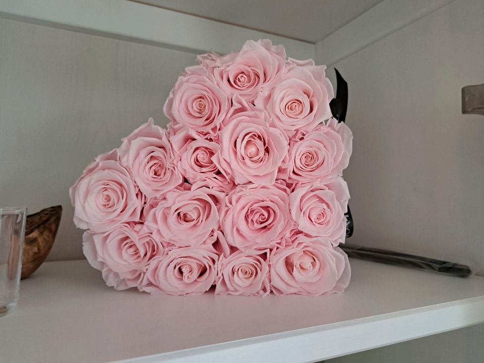 Trockenfloristik rosa Rosen in Herzschachtel Muttertag in Waldkirch