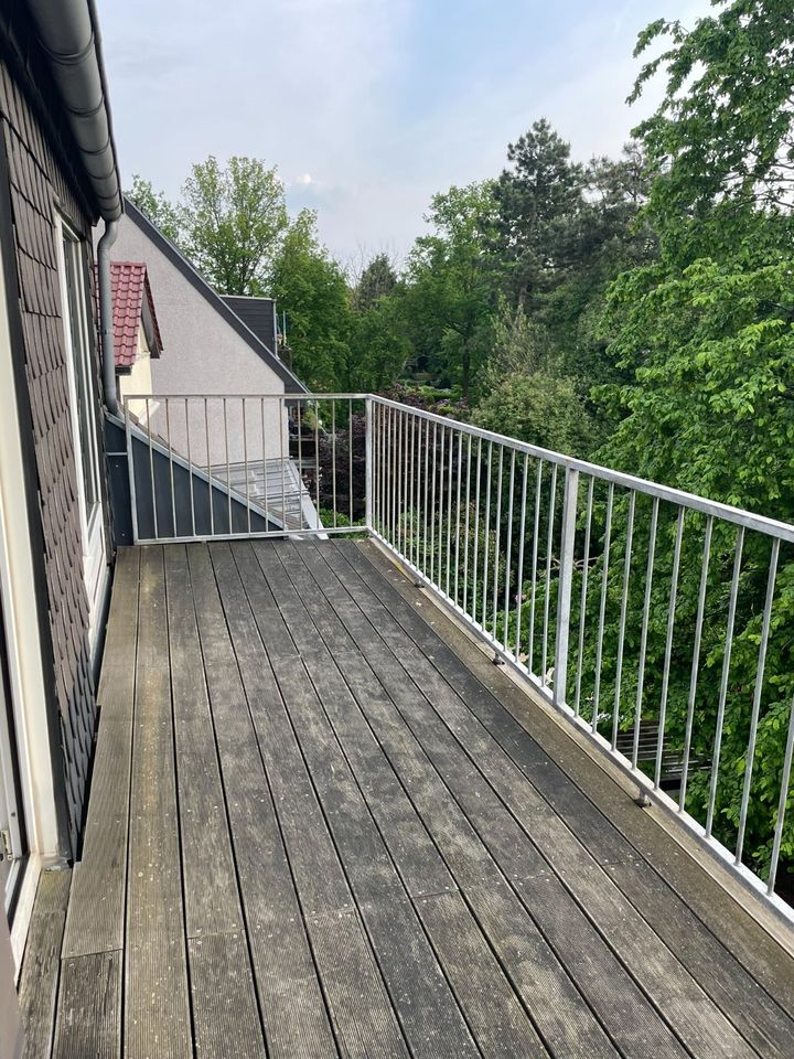 Auf Zeit 3-Zimmer-DG-Wohnung + SPB mit Dachterrasse - WG geeignet in Düsseldorf