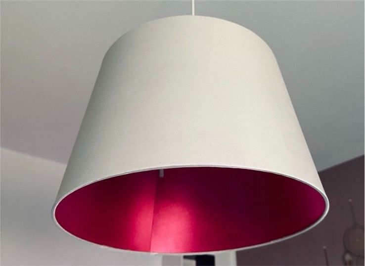 Ikea Lampenschirm Lampe Skottrop weiß lila plus Hemma Aufhängung in Aßlar