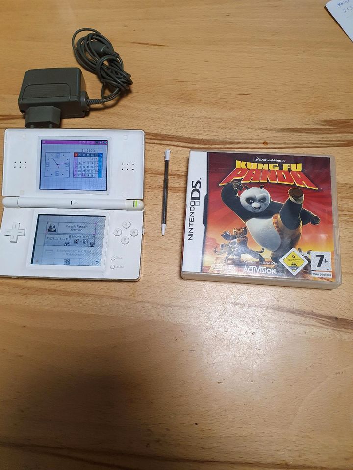 Zwei Nintendo ds Konsolen mit 1 Spiel . Ladegerät in Westerrönfeld