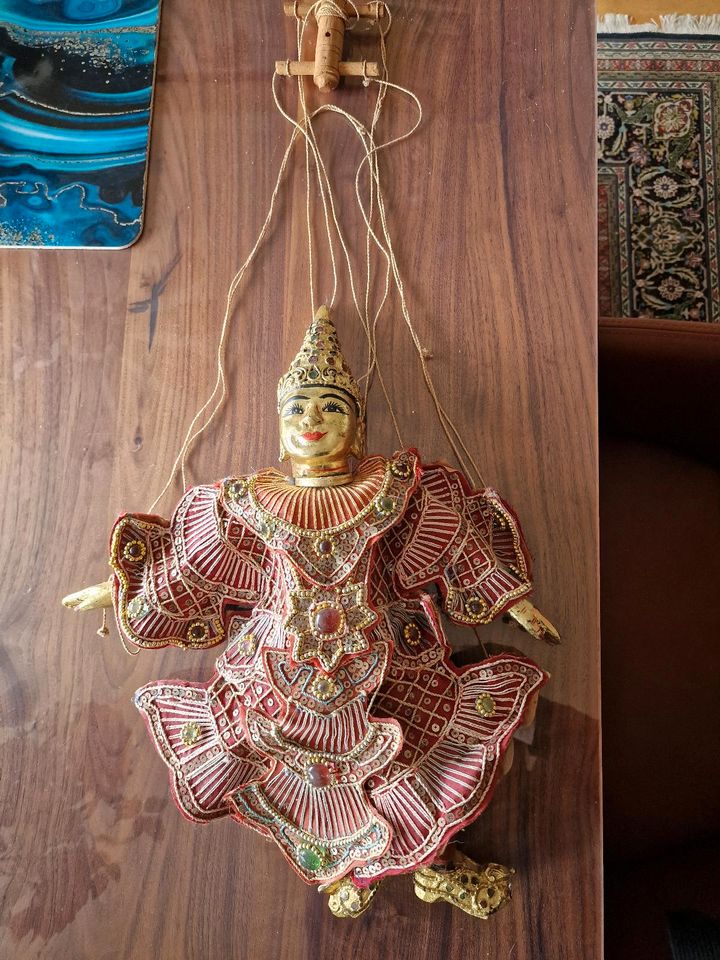 Thailändische Marionette in Newel