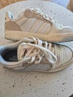 adidas Sneaker hellbeige, Größe 39 1/3 Hessen - Schwalbach a. Taunus Vorschau