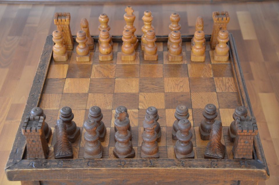 Antiker Schachtisch mit Schachfiguren frühes 20.Jhdt. Eiche in Steinau an der Straße