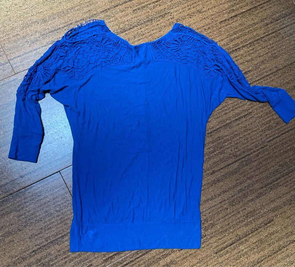 Bluse / Langarmshirt royalblau mit aufgesetzter Stickerei in Stadtroda