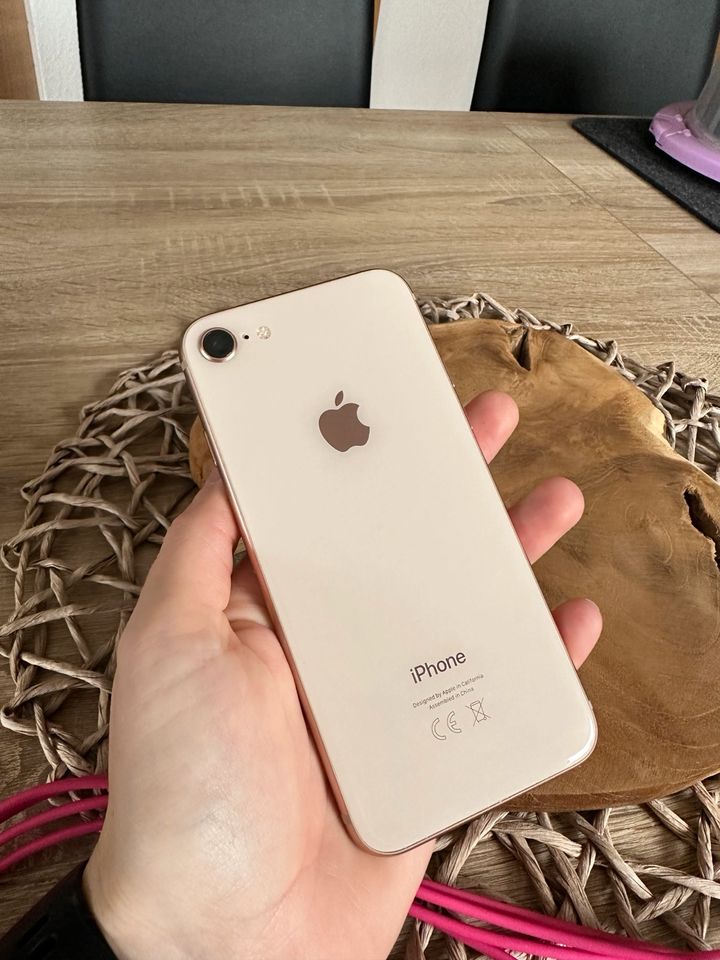 iPhone 8 64 GB in roségold mit Ideal of Sweden Hülle in Haren (Ems)