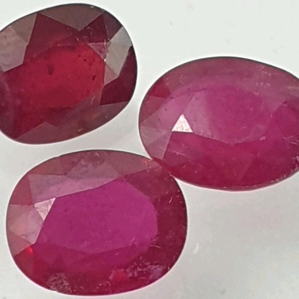 3 Echte fac. Rubine rv. ( gesamt 14 Carat ) L = 10,2 - 11,2 mm in Recklinghausen