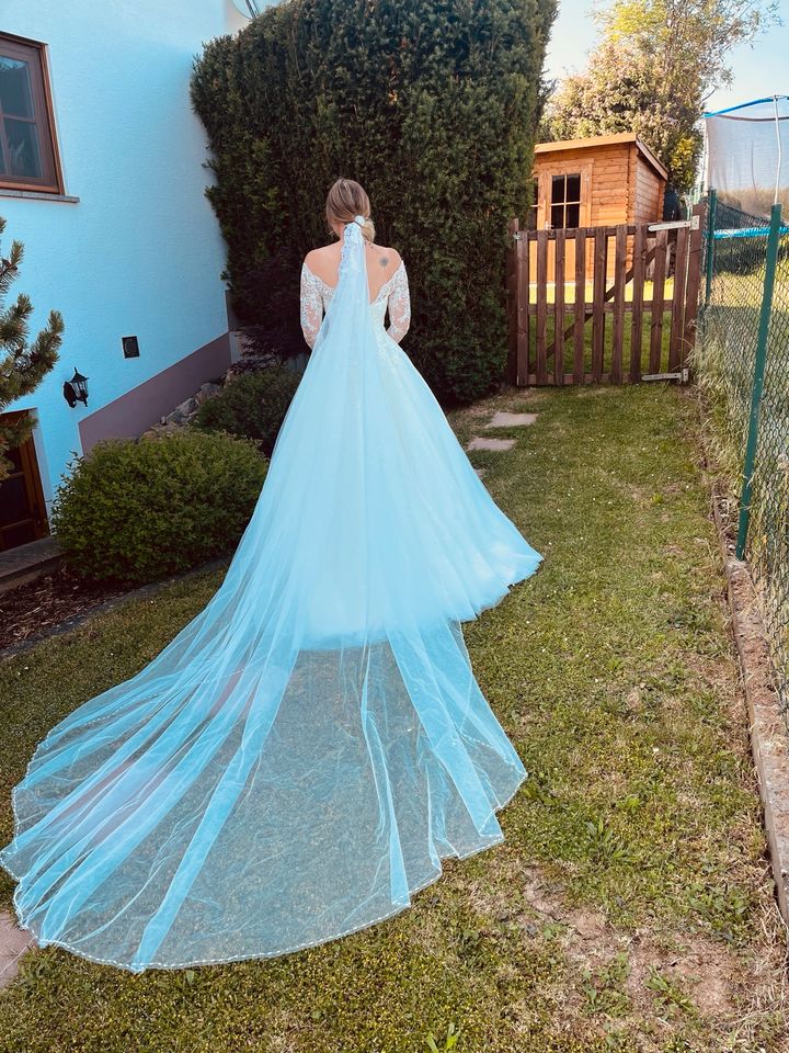 Brautkleid Hochzeitskleid Prinzessin Ivory Gr. S 36 + Schleier in Helmstadt