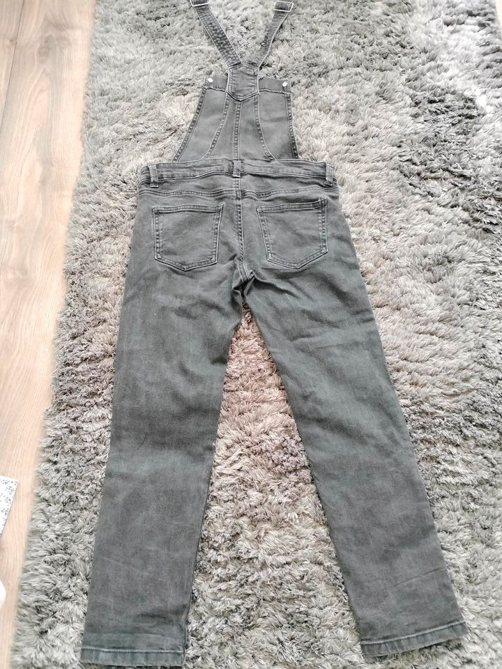 Schicke schwarze Latzhose Gr. 140 in Krefeld