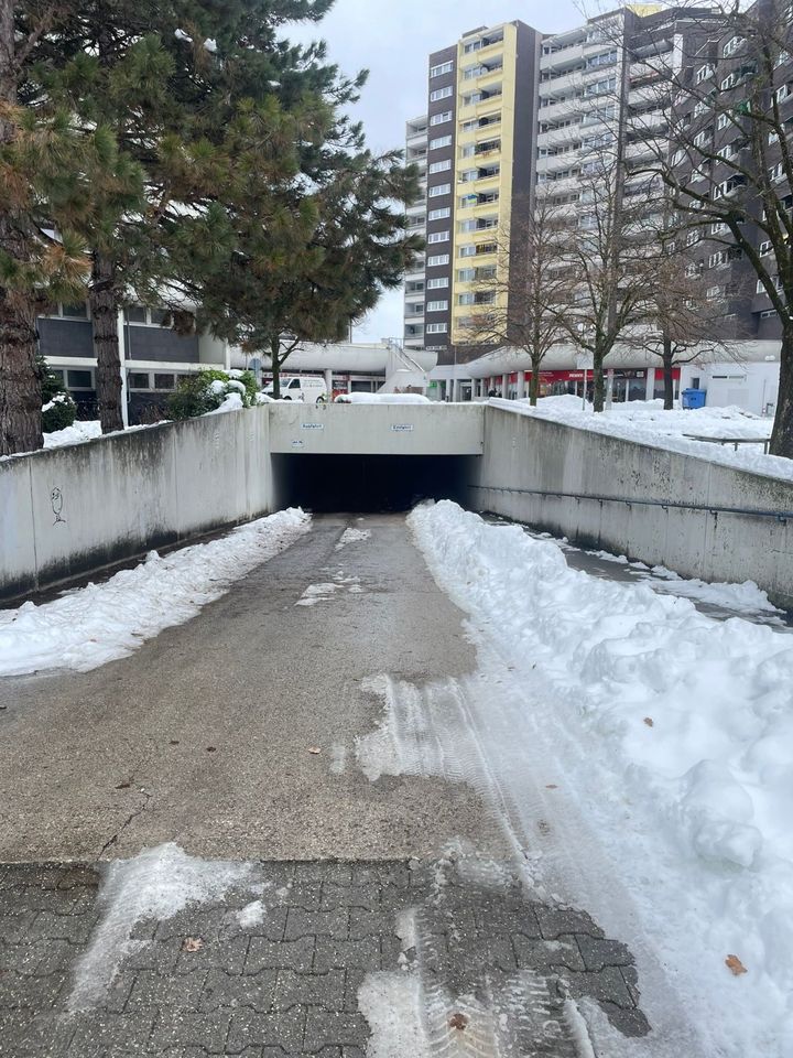 Veriegelter Tiefgaragenplatz in Neuperlach in München