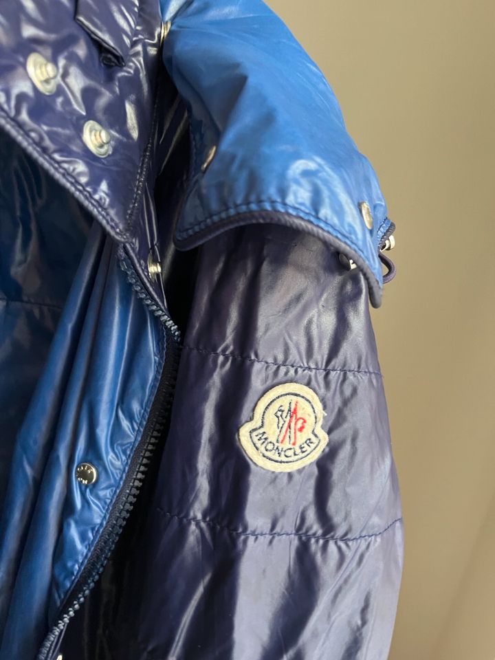 Blaue Regenjacke von MONCLER in München