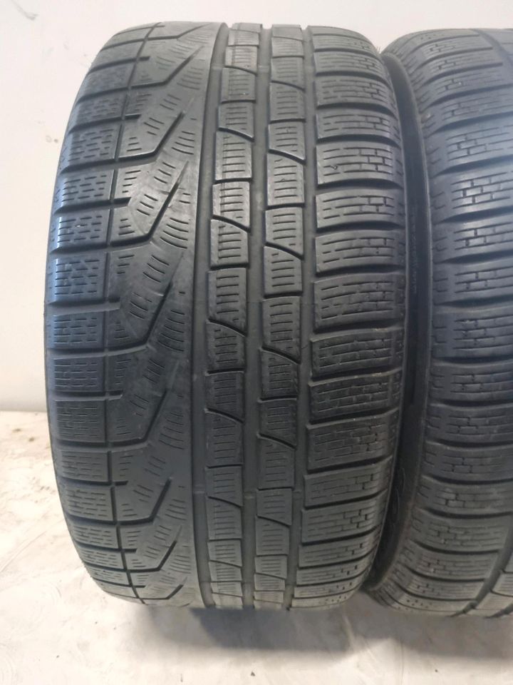 2x 295/30 R20 97V Pirelli Winterreifen 6MM! in Uhingen