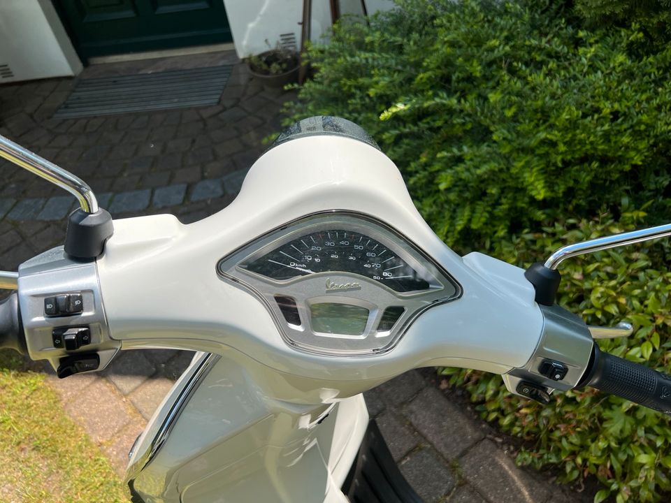 Vespa Primavera 50 2T Bianco in Hamburg