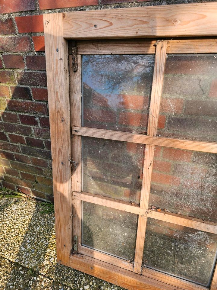 Holzfenster aus einem Blockhaus in Esens