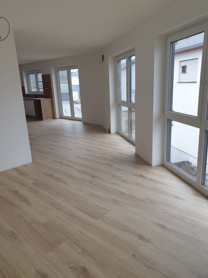 Erstbezug: Schöne Neubau 4-Zimmer-Whg.  m. Balkon u. Einbauküche in Crailsheim