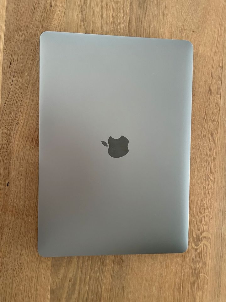 MacBook Air 2019 i5 16GB RAM 256 GB Space Gray in Bad Driburg