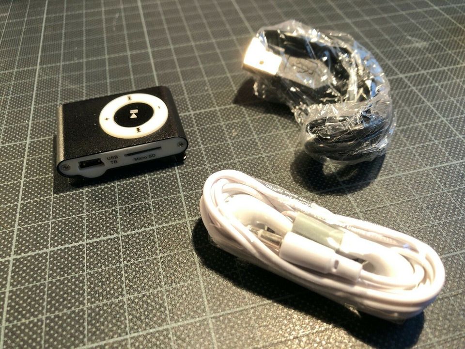 MP3 Mini-Player mit 2GB SD MicroCard, Kopfhörer + Ladekabel in Hamburg