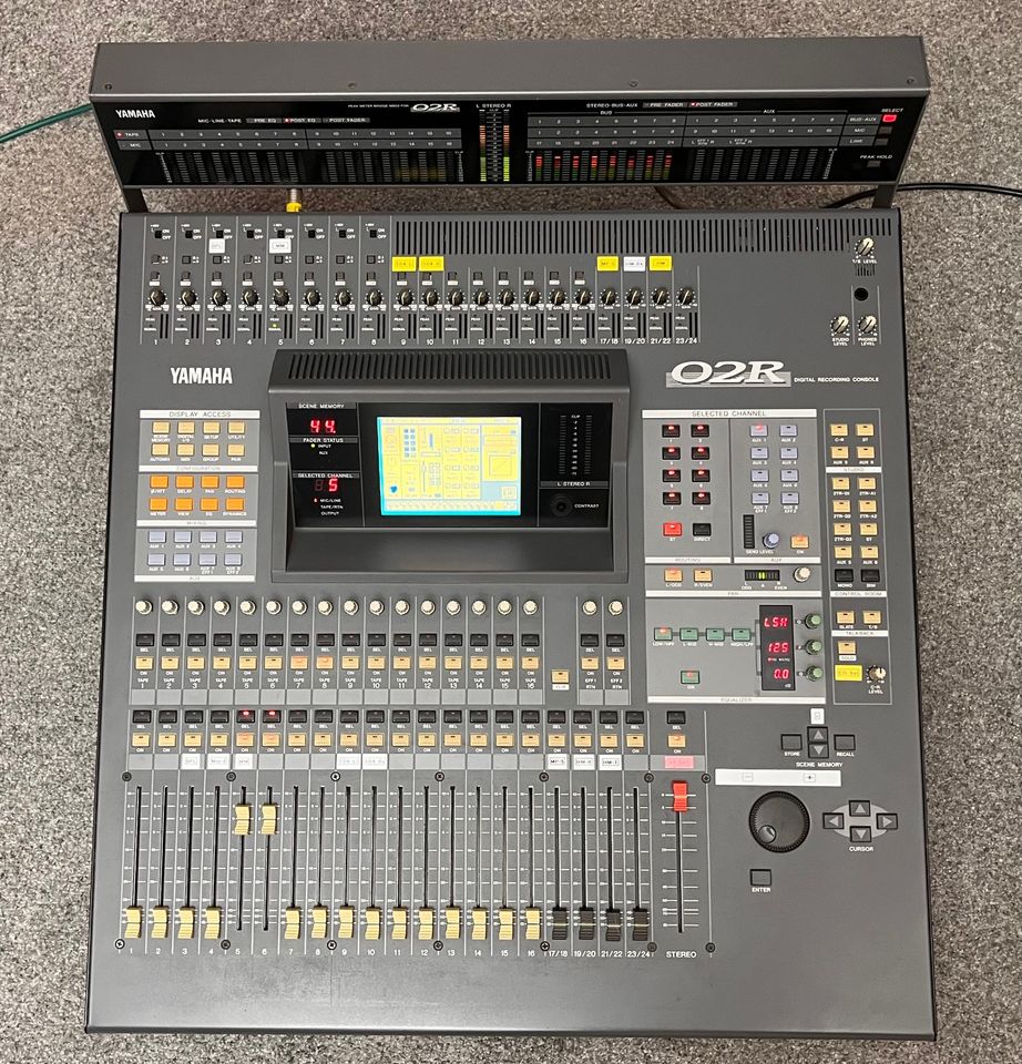 Yamaha 02R digital Mischpult mit Meterbridge + 8Ch-Analog Outs in Pinneberg