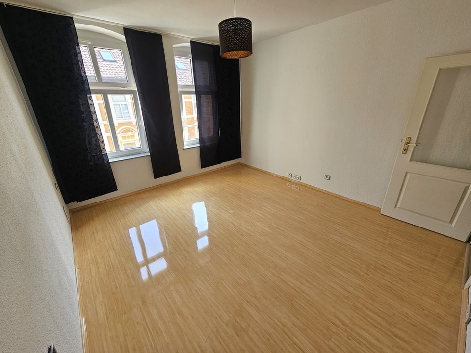 Schöne 2- Zimmerwohnung mit Fußbodenheizung+Einbauküche+Balkon+Bad mit Badewanne & Dusche+Laminat! in Dessau-Roßlau