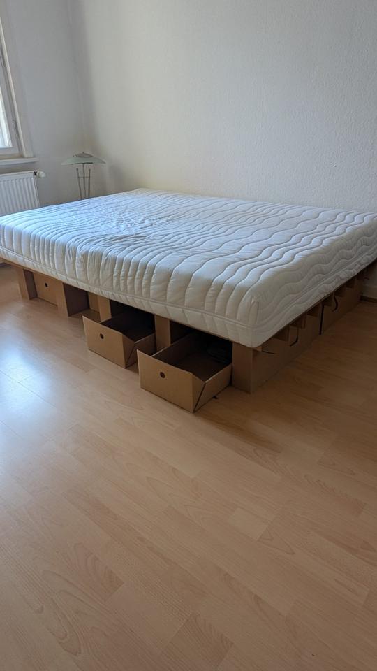 Stange - Pappbett mit Matratze, Nachtschränkchen und Unterkästen in Hannover