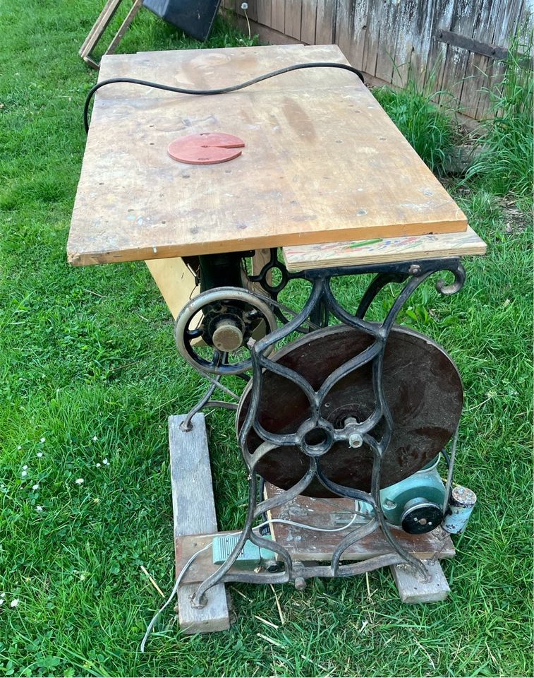 Alte selbstgebaute Stichsäge / Nähmaschine in Hohndorf