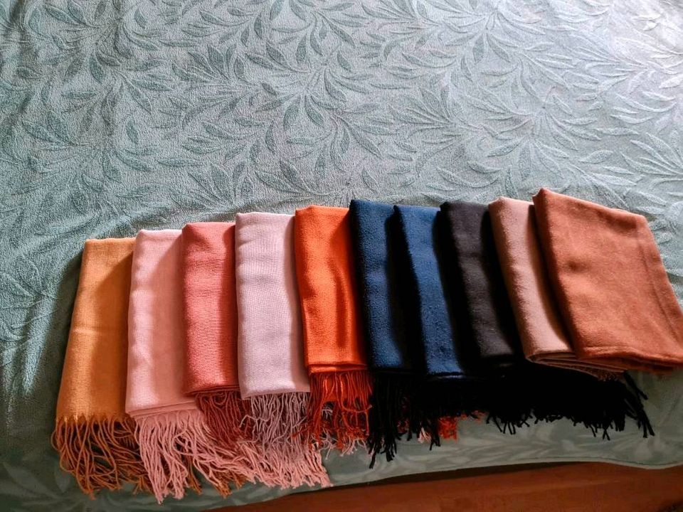 Schals Kopftücher in verschiedenen Farben neu in Essen