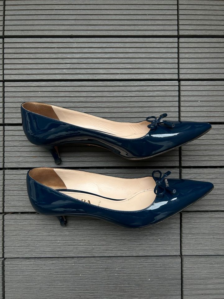 Prada Navy Patent Leather Pointed-Toe Bow Pumps in Düsseldorf