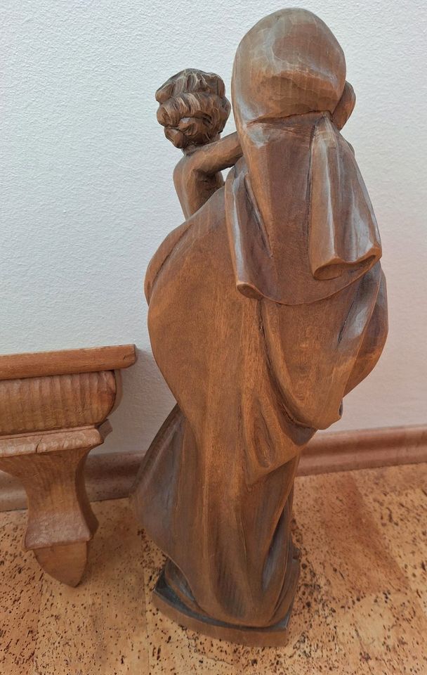 Holzfigur Madonna mit Kind mit Sockel in Oftersheim