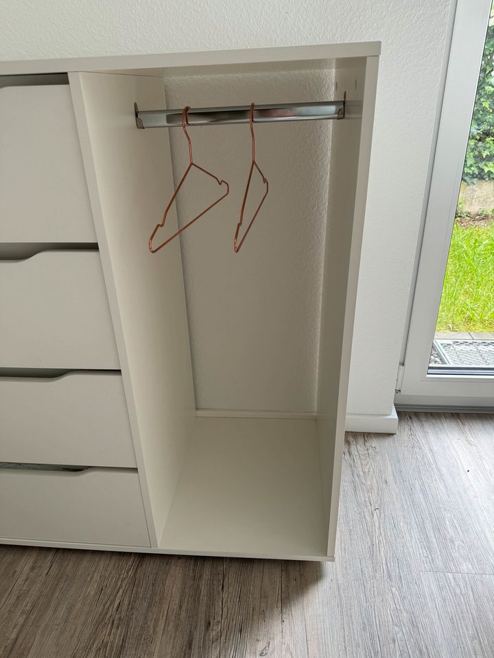 Kommode Schublandenkommode Highboard mit Kleiderstange WIE NEU in Marburg