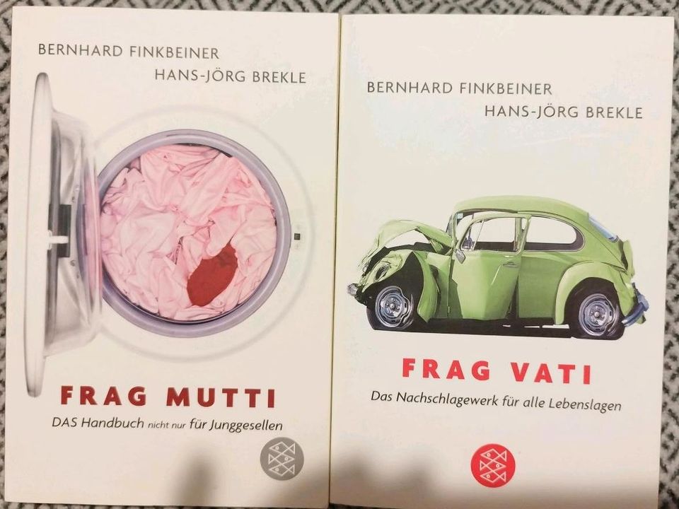 Zwei Bücher "frag Mutti" und "frag Vati" in Pentling