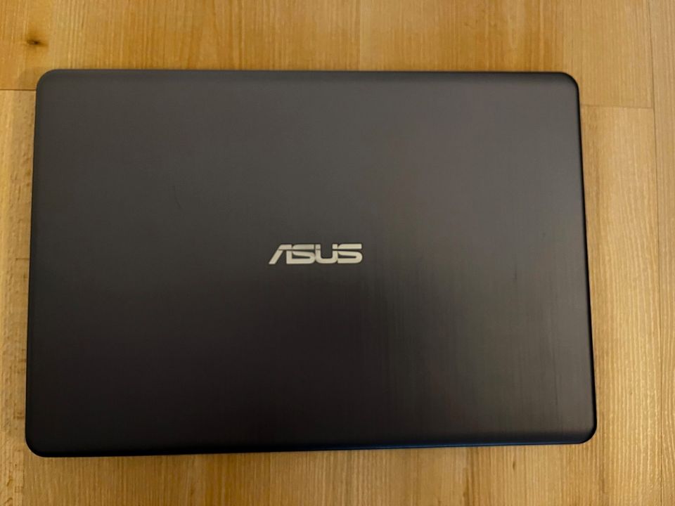 Asus E406M Laptop, Intel N4000, 4GB RAM, 64GB eMMC, 14'' & Tasche in Berlin